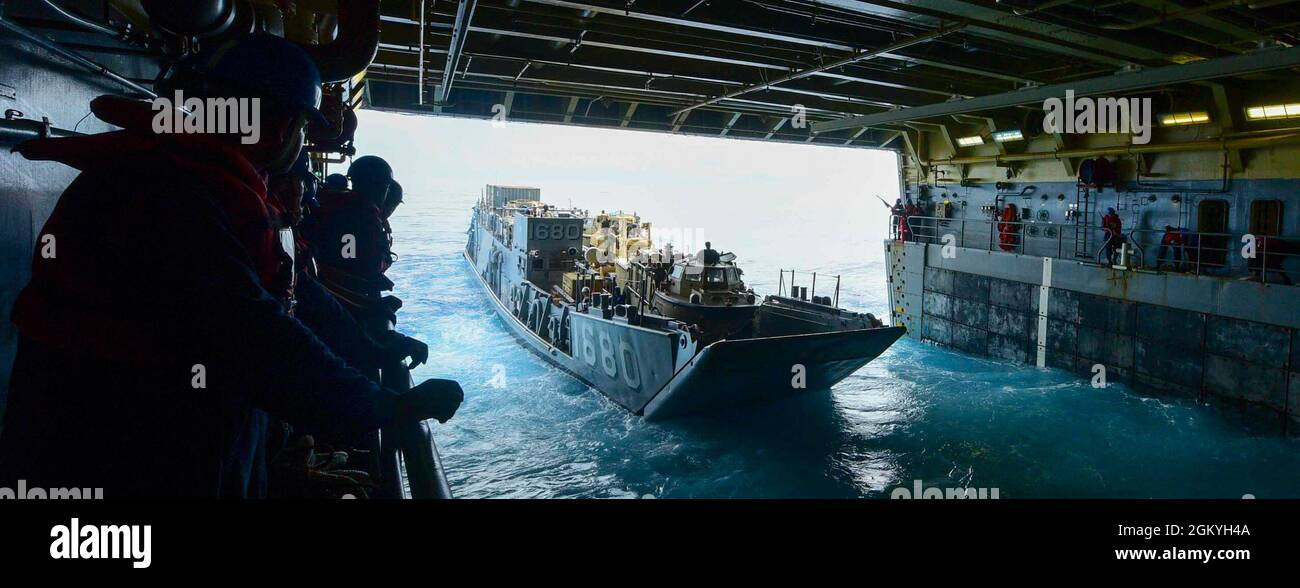 210729-N-MT581-1053    PACIFIC OCEAN (July 29, 2021) A Sailor assigned to amphibious transport dock ship USS John P. Murtha (LPD 26) gives directions to the crew of a Landing Craft, Utility (LCU) attached to Assault Craft Unit (ACU) 1 prior to launch, July 29. John P. Murtha is underway conducting routine operations as part of U.S. 3rd Fleet. Stock Photo