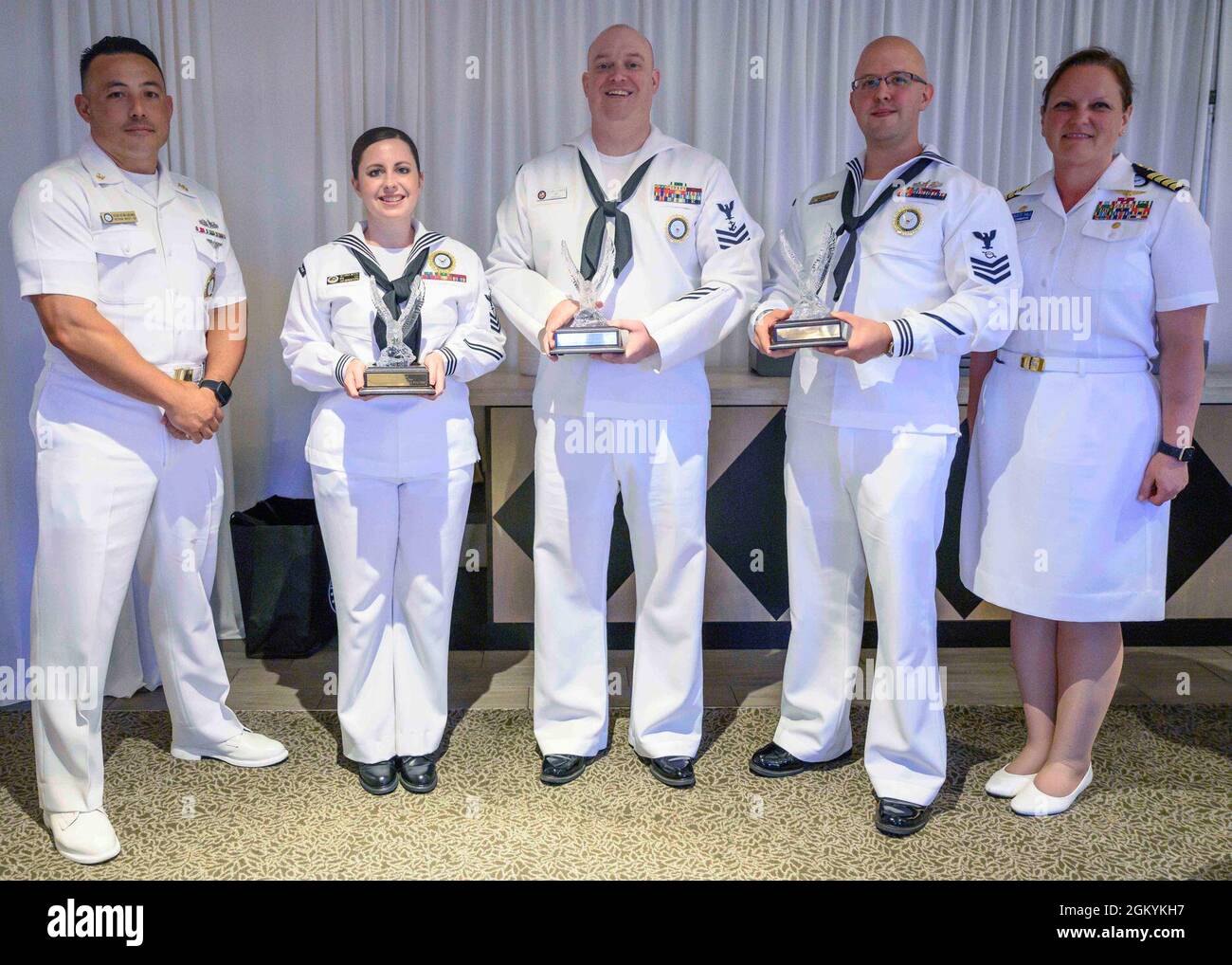 210729-N-FC991-1179  WASHINGTON (July 29, 2021) 2020 Recruiter of the Year winners pose with Master Chief Navy Counselor Kevin Kikawa (far left), the chief recruiter assigned to Navy Recruiting Region West, and Capt. Katrina Hill (far right), commodore of Navy Recruiting Region East. Stock Photo