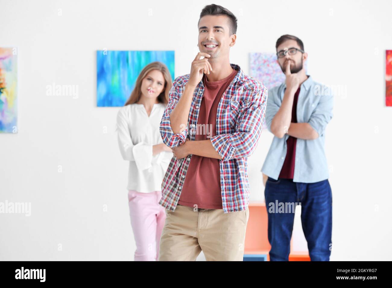 Man looking pictures in gallery hi-res stock photography and images - Alamy