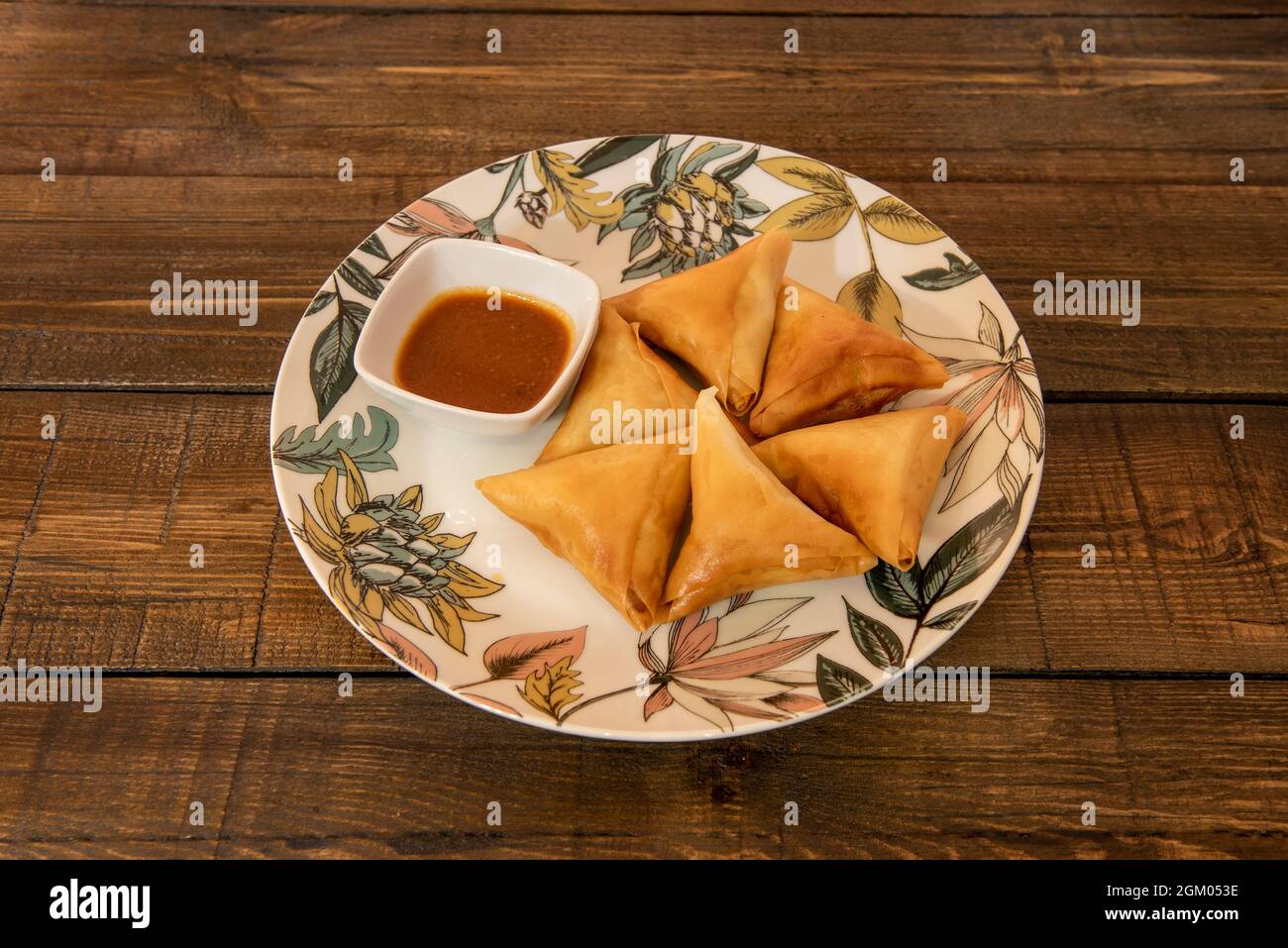 Porción de carne samosa cocida con receta oriental con salsa para mojar Stock Photo