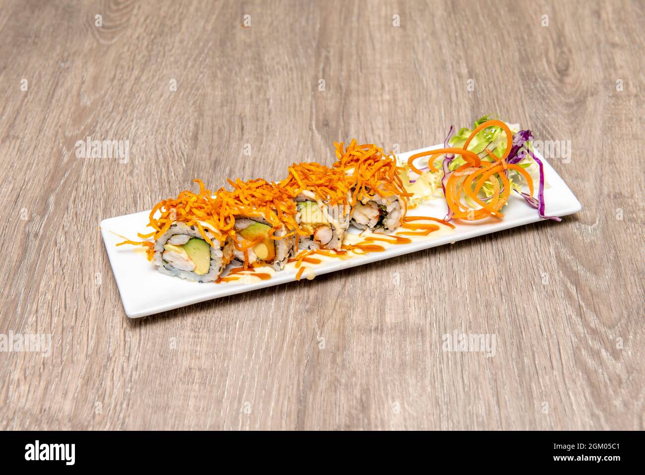 Un assortimento di sushi su una stella bianca con piastra in acciaio inox  bacchette Foto stock - Alamy