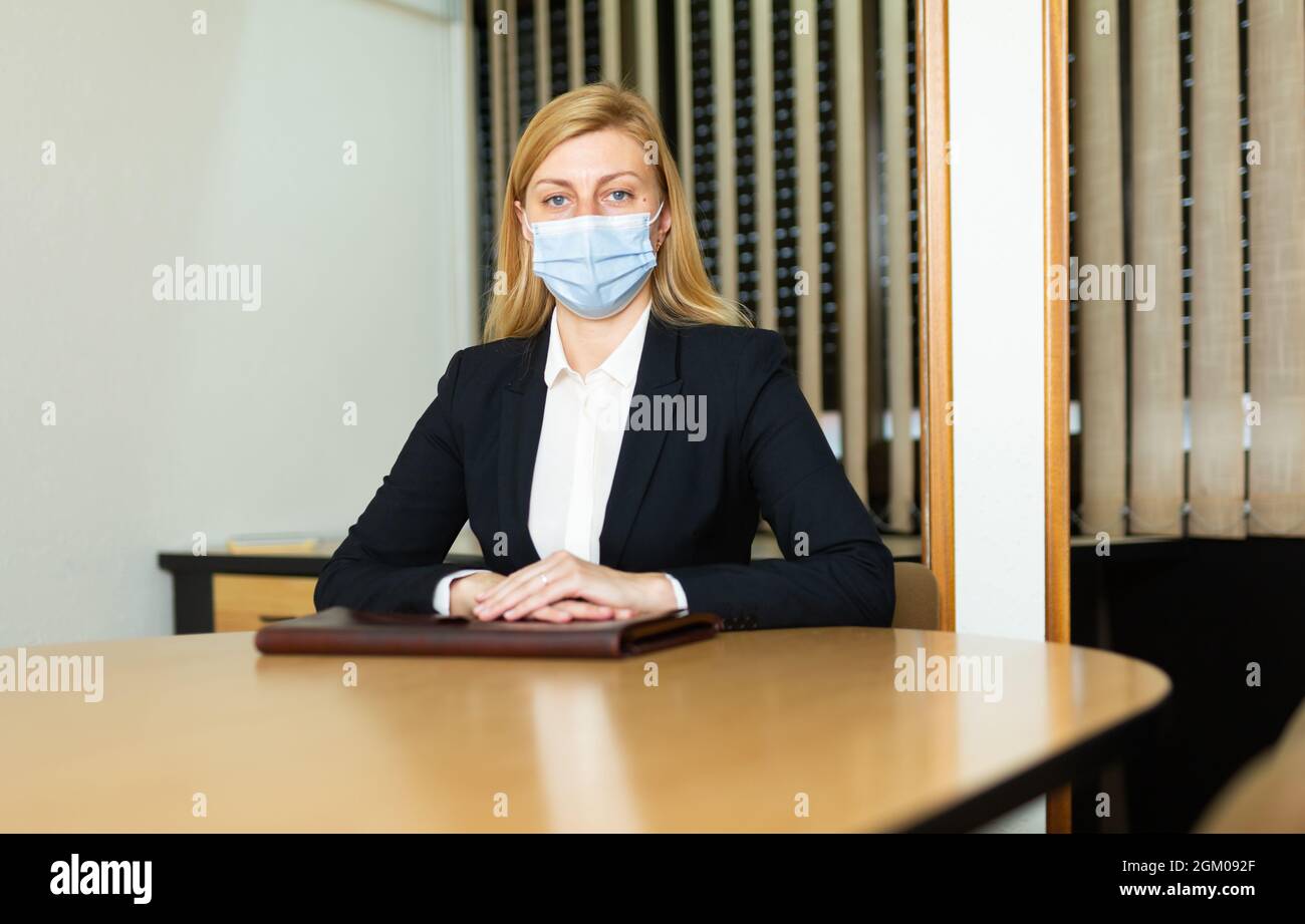 Successful business woman in face mask with briefcase Stock Photo - Alamy