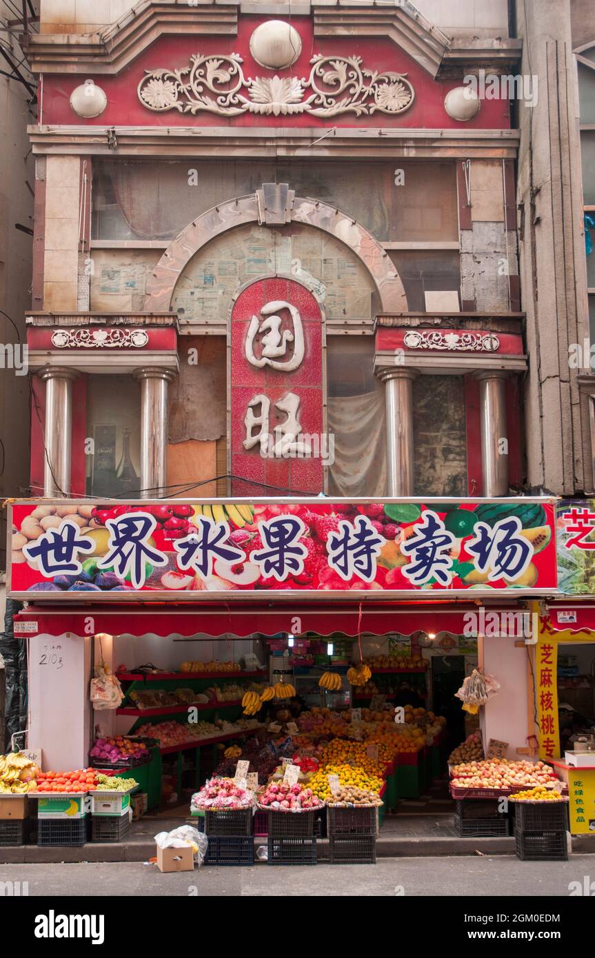 Greengrocer in Zhapu Lu Food Street area, Shanghai, China Stock Photo