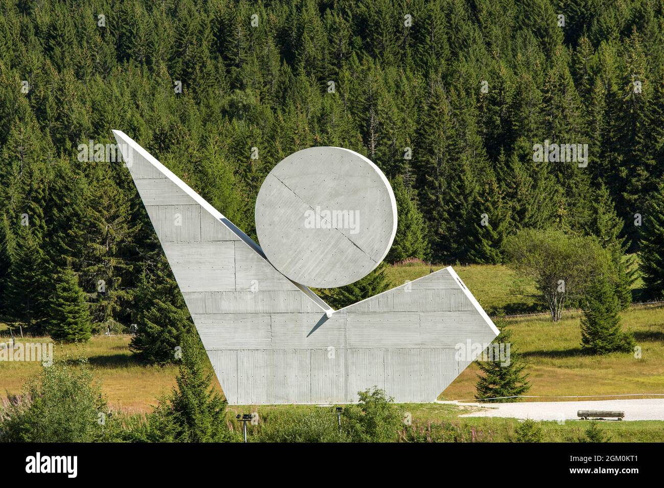 FRANCE HAUTE-SAVOIE (74) PETIT-BORNAND-LES-GLIERES, MONUMENT TO THE MEMORY OF THE RESISTANCE OF EMILE GILIOLI (1911-1977) TO THE PLATEAU OF GLIERES Stock Photo
