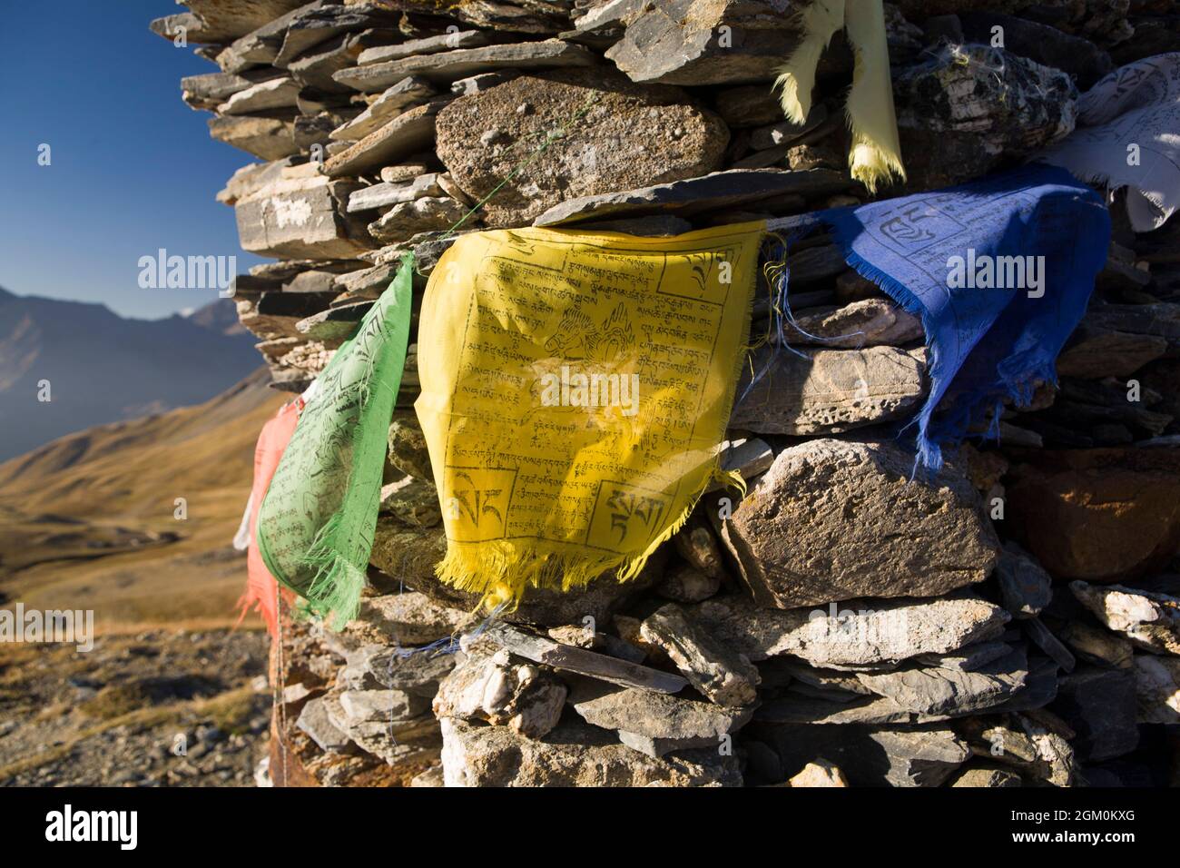 FRANCE SAVOIE (73) CAIRN AND TIBETAN FLAG TO THE PASS OF CROIX DU BONHOMME, BEAUFORTAIN MASSIF Stock Photo