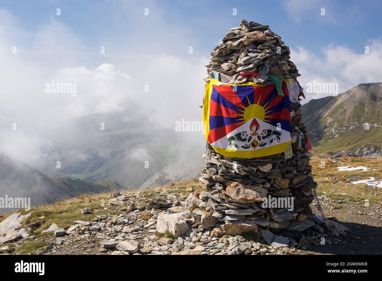 FRANCE SAVOIE (73) CAIRN AND TIBETAN FLAG TO THE PASS OF CROIX DU BONHOMME, BEAUFORTAIN MASSIF Stock Photo