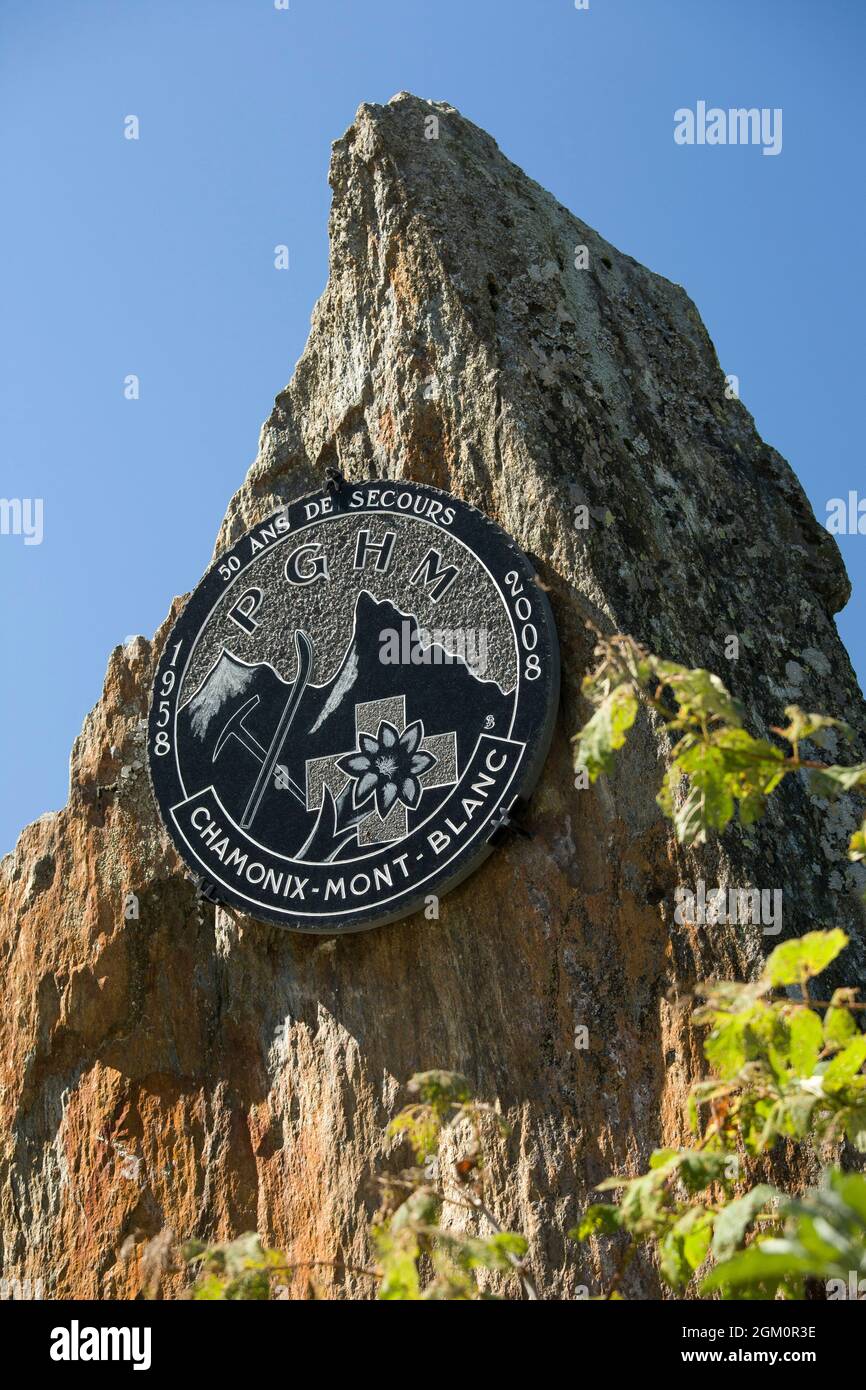 FRANCE HAUTE-SAVOIE (74) CHAMONIX, COST OF ARMS COMMEMORATING 50 YEARS OF  THE PGHM : HIGH MOUNTAIN POLICE STATION FRONT OF THE ENTRANCE OF THE BUILDI  Stock Photo - Alamy