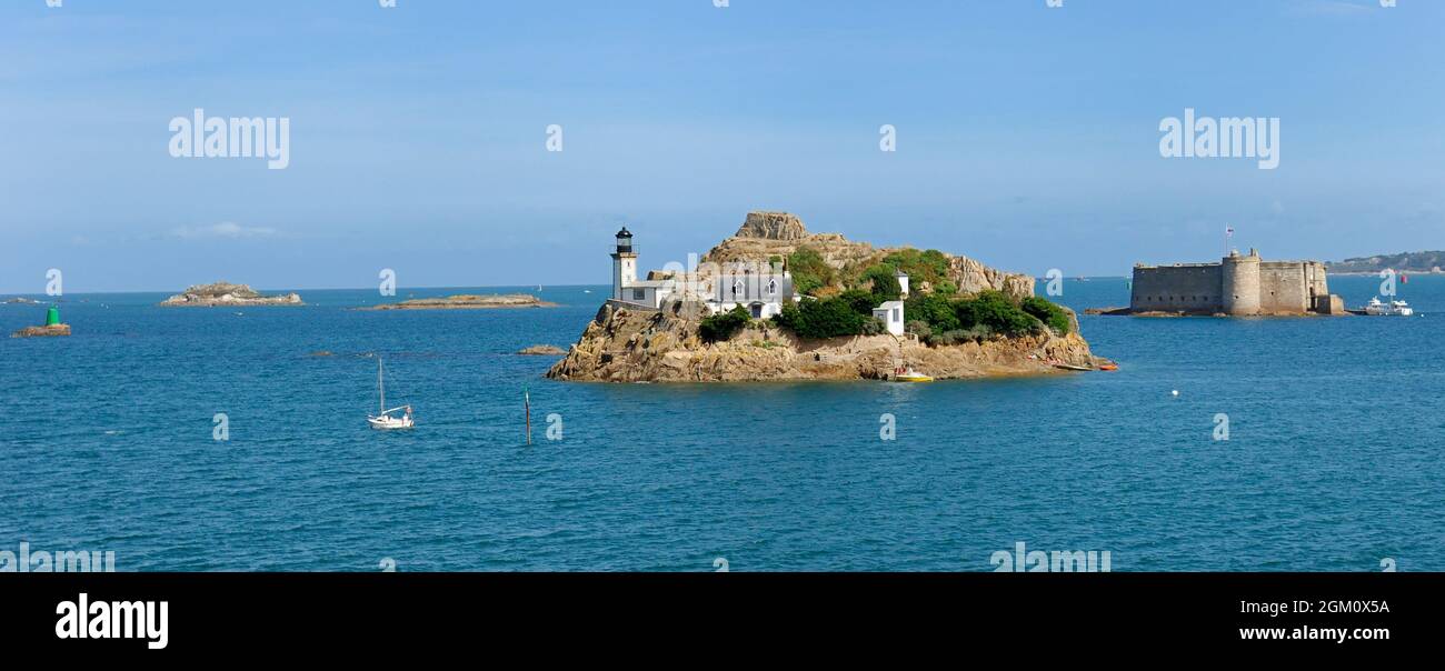 FRANCE. BRITTANY.FINISTERE (29) CARANTEC.MORLAIX BAY.LOUET ISLAND AND THE TAURUS CASTLE.(PICTURE NOT AVAILABLE FOR CALENDAR OR POSTCARDS) Stock Photo