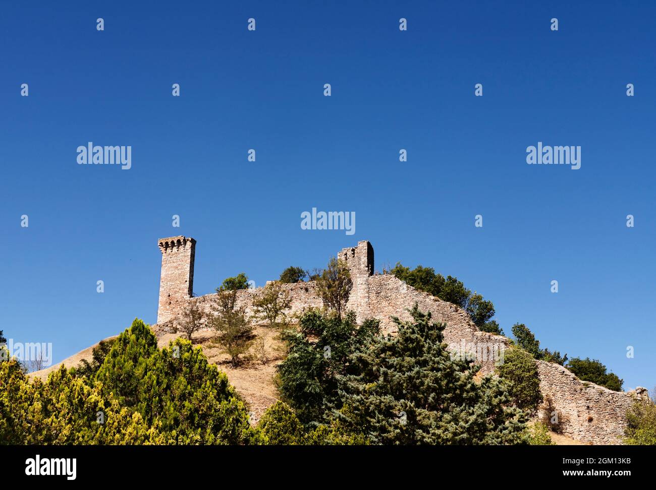 Assisi, Italy September , 5 , 2021, fortified walls of  Rocca Maggiore fortress reconstructed in 1356, medieval military architecture Stock Photo