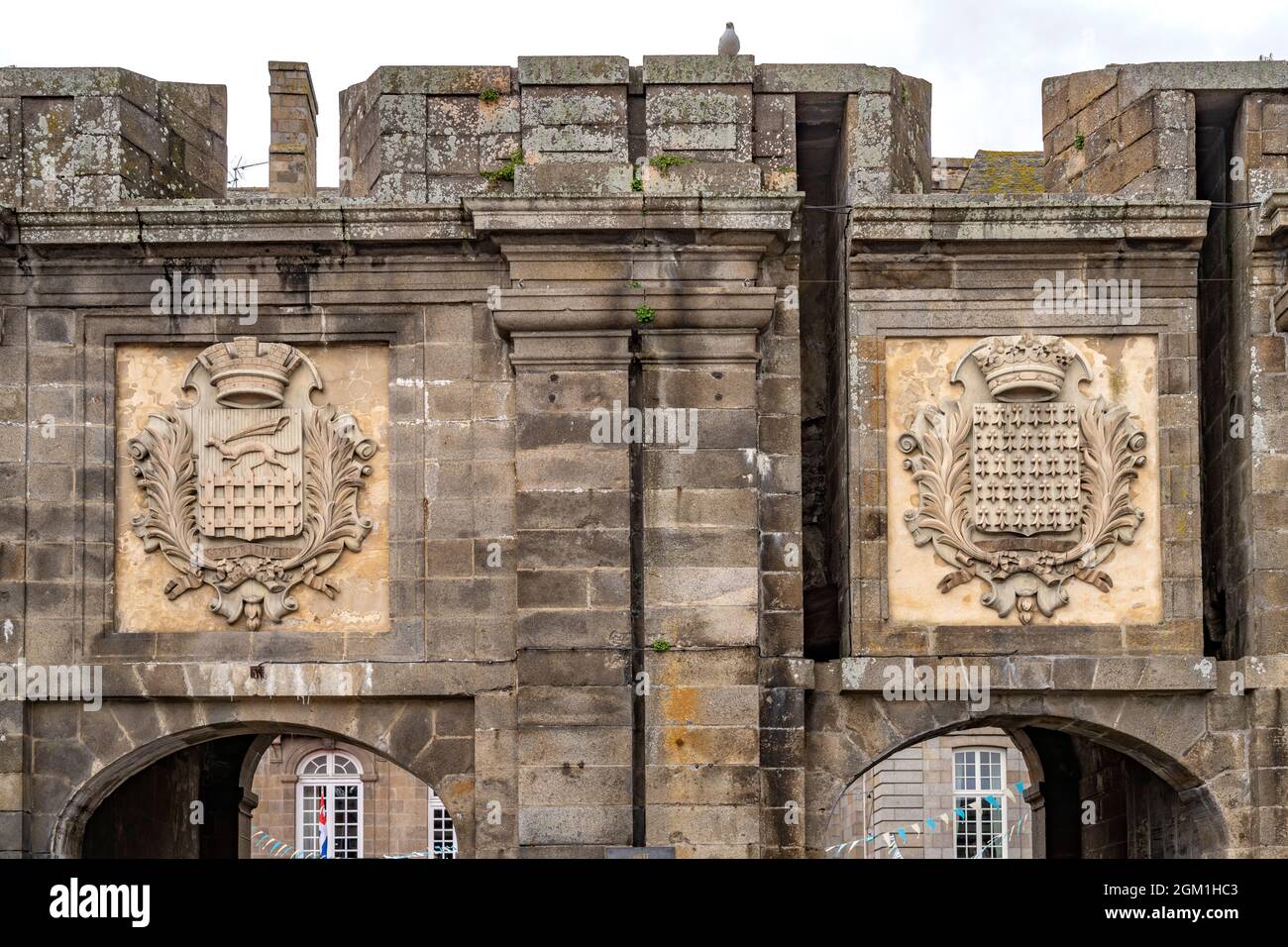 Wappen am Stadttor Porte Saint-Vincent, Saint Malo, Bretagne, Frankreich |  The walled city and beach in Saint Malo, Brittany, France Stock Photo -  Alamy