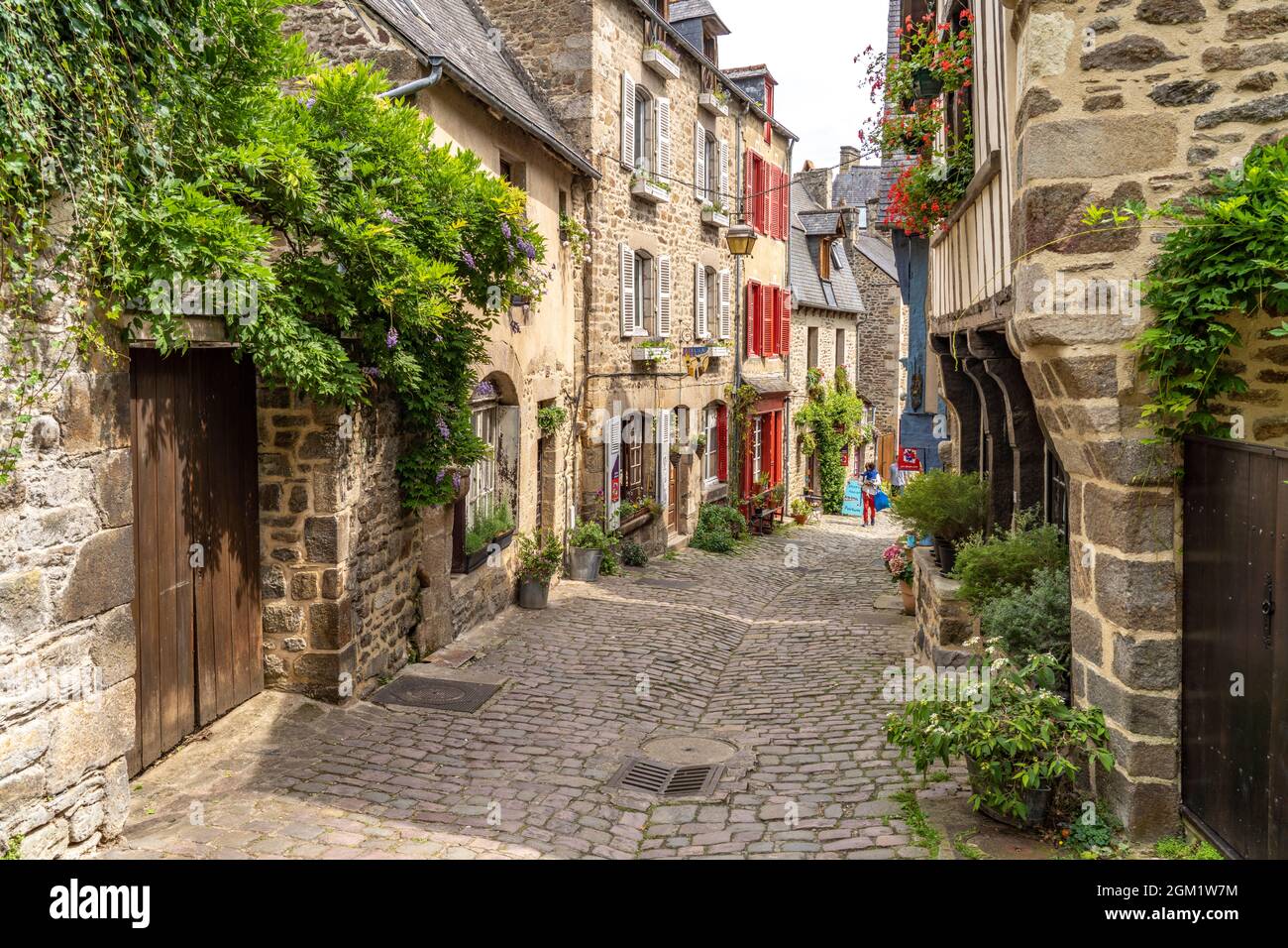Gasse mit Kopfsteinpflaster in der historischen Altstadt von Dinan, Bretagne, Frankreich  |  cobblestone alley  in the historic city center, Dinan,  B Stock Photo
