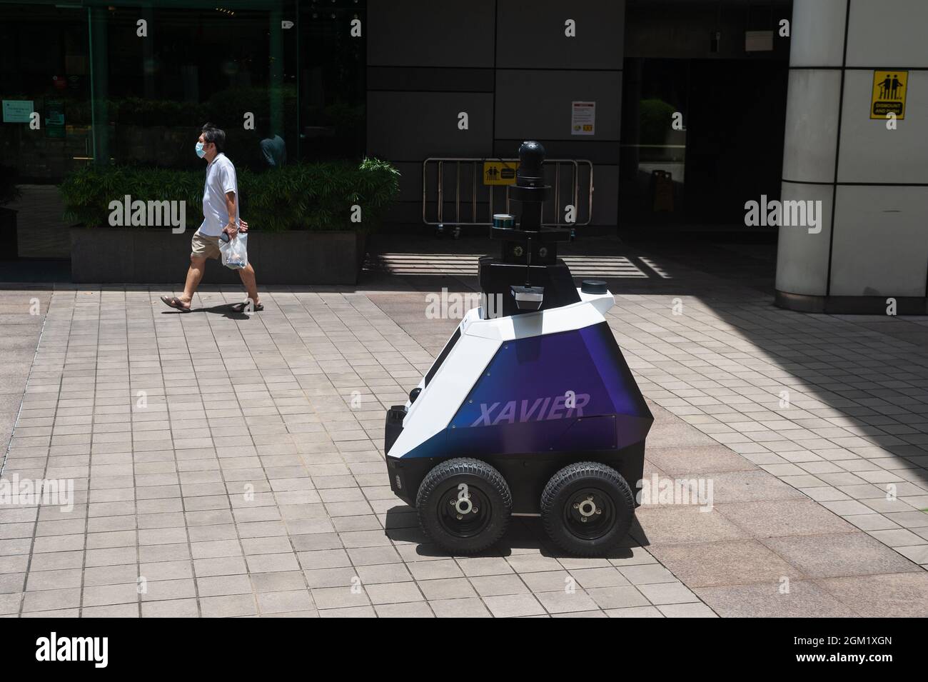 15.09.2021, Singapore, Republic of Singapore, Asia - Autonomous ground robot  named Xavier developed by HTX patrols the street at a neighbourhood mall  Stock Photo - Alamy