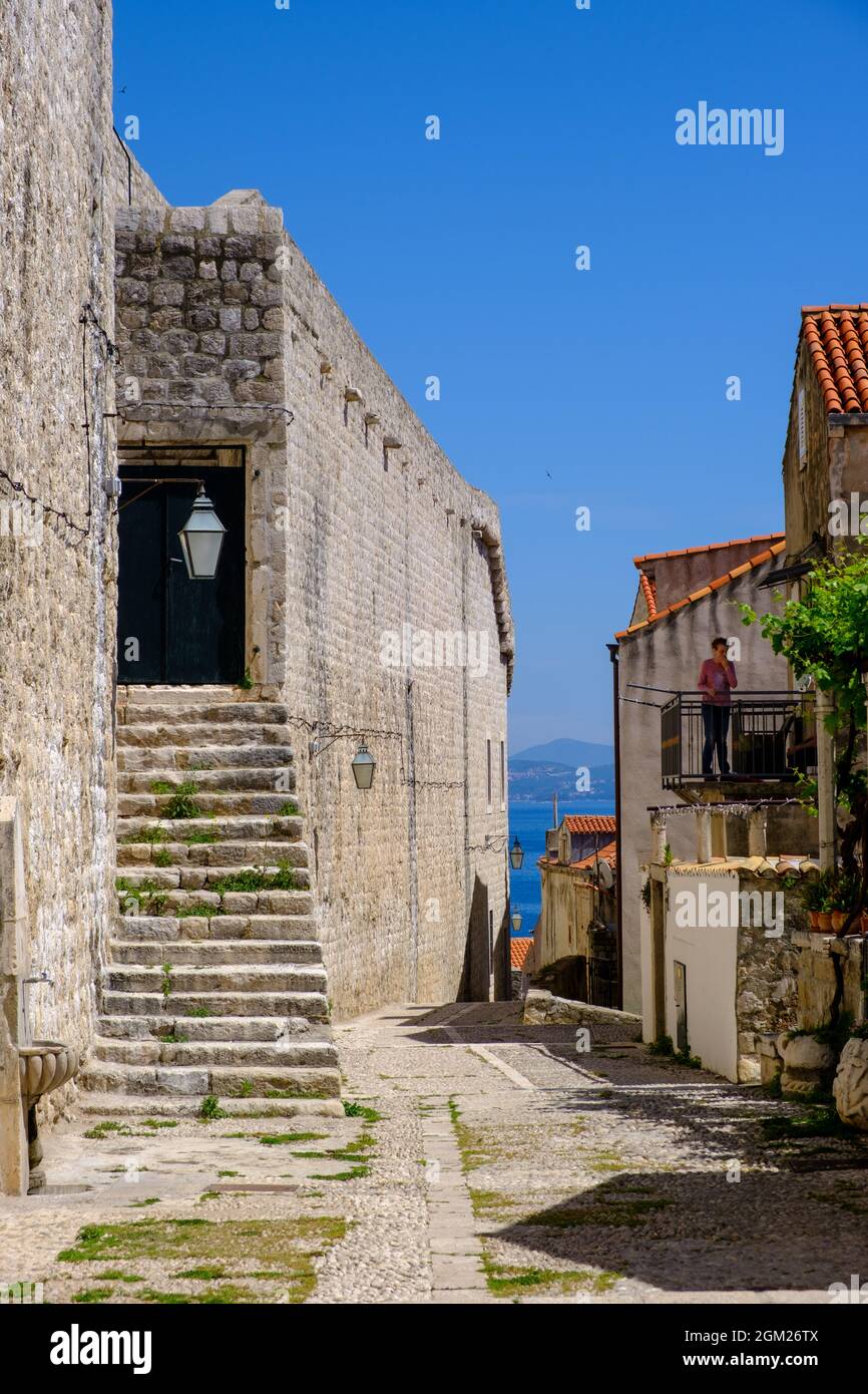 the-stone-streets-and-back-alleys-of-dubrovnik-old-town-in-croatia