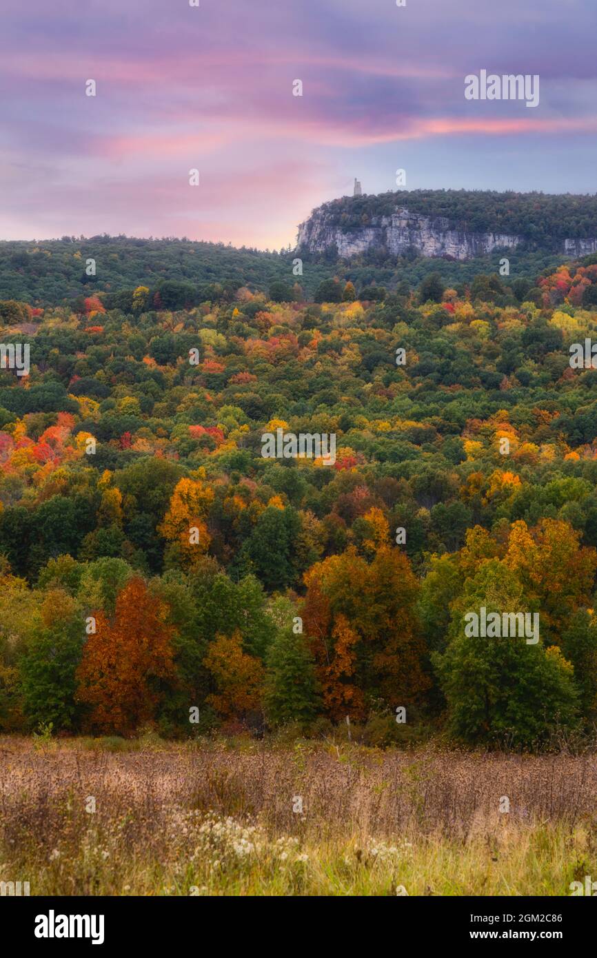 NY Paltz Point Shawangunk Mountains - A view from the east during the fall foliage splendor colors. Located in New Paltz, New York it is one of the to Stock Photo