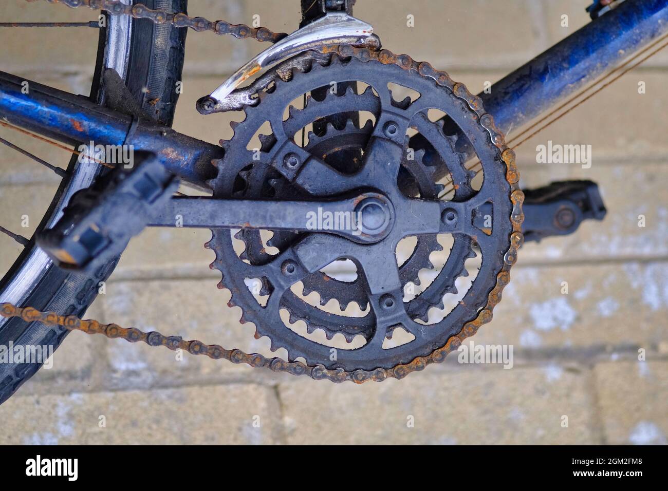 Close up of rusty bicycle chain and cogs Stock Photo