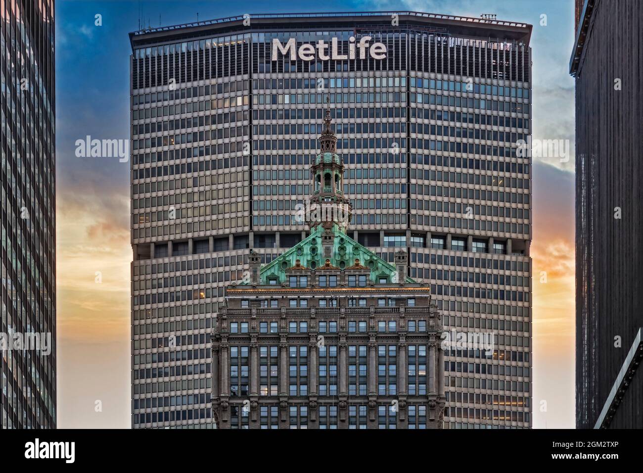 Hemsley and Met Life Building NYC - View to the ornate cupola of the iconic New York City Landmark. The pyramidal shape top of the Hemsley Building is Stock Photo