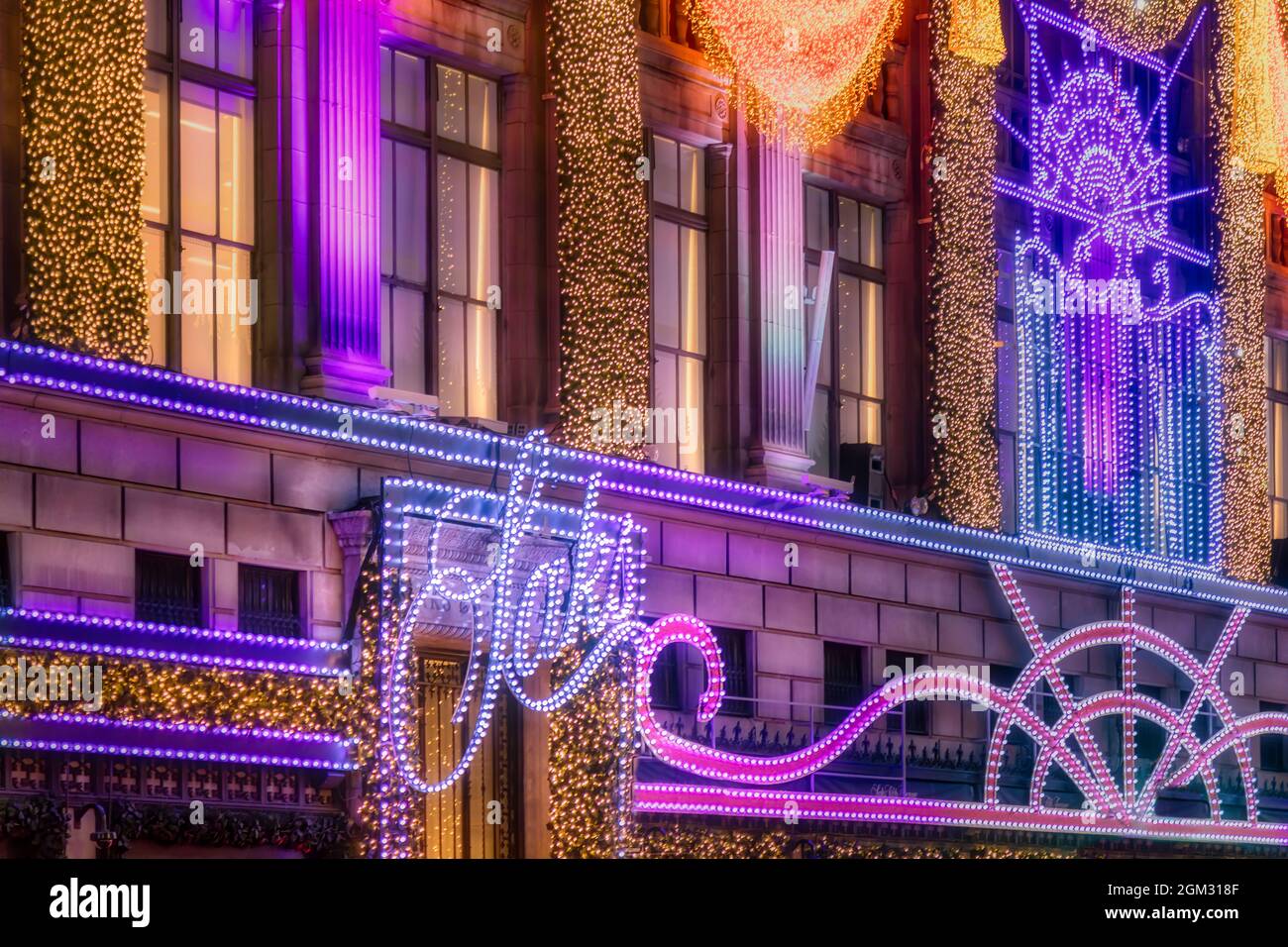Saks 5th Ave NYC Christmas - The iconic magical Christmas light show at the flagship Saks 5th Avenue store. And to give one an even bugger sense of be Stock Photo