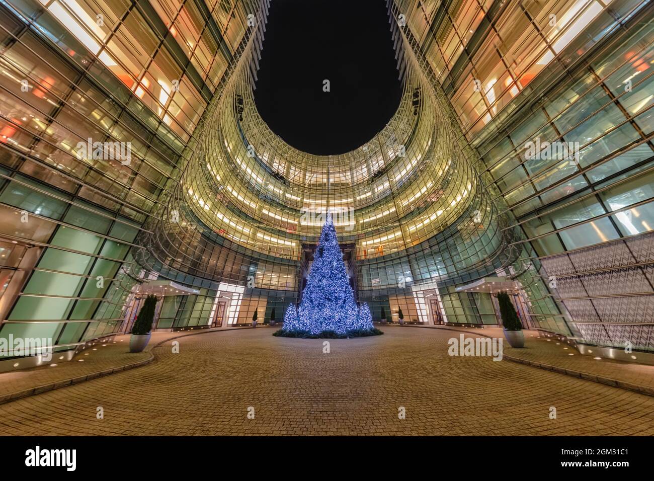 Christmas Tree In NYC - View to the glass architecture of the Bloomberg Headquarters in the East side of Midtown Manhattan in New York City.   The tal Stock Photo
