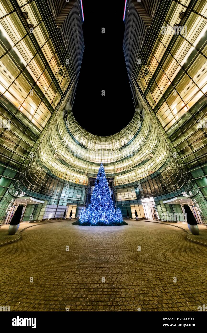 Bloomberg Tower Christmas Tree - View to the glass architecture of the Bloomberg Headquarters in the East side of Midtown Manhattan in New York City. Stock Photo