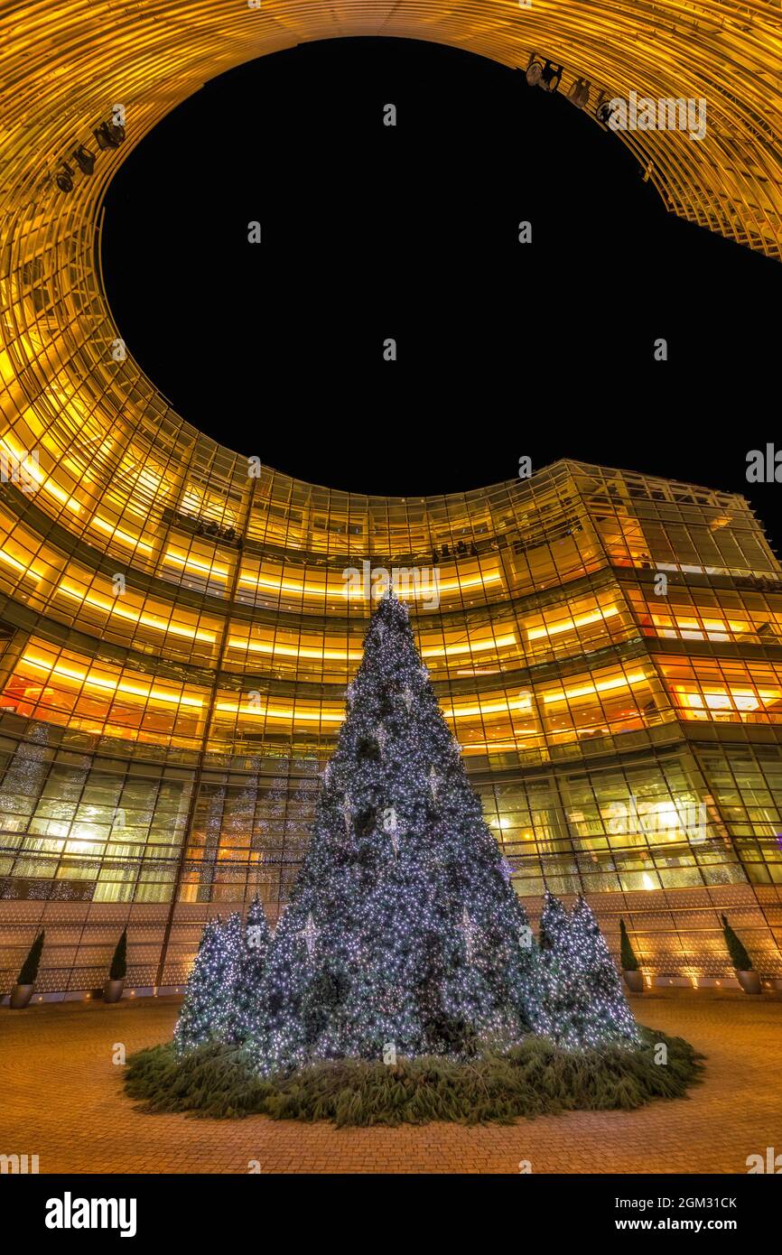 NYC Christmas Tree - View to the glass architecture of the Bloomberg Headquarters in the East side of Midtown Manhattan in New York City.   The tall m Stock Photo