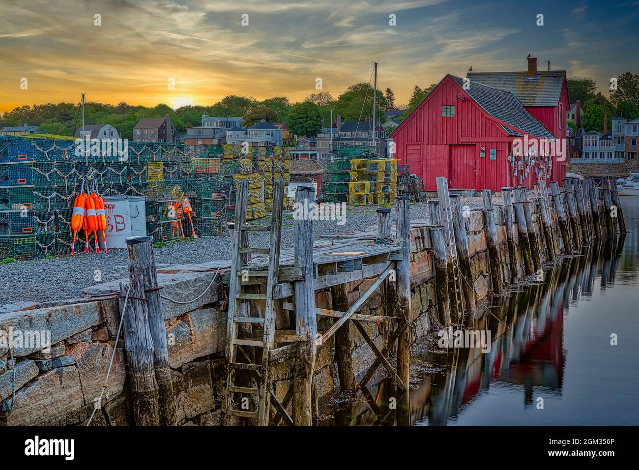 Sunrise At Motif Number One  - New England's iconic landmark of Bradley Wharf commonly known as Motif Number One during first light in Rockport, Massa Stock Photo
