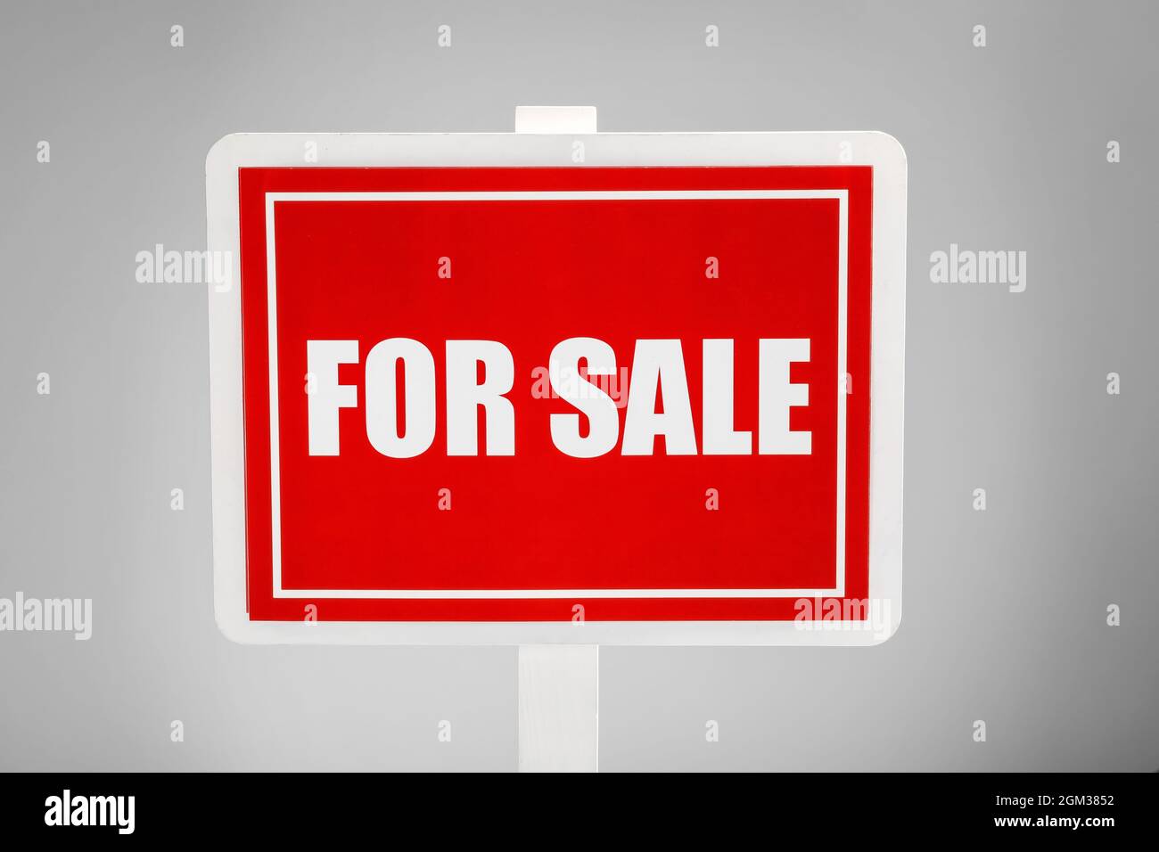 "For sale" sign on grey background Stock Photo Alamy