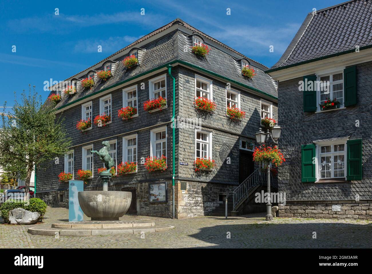 Germany, Mettmann, Bergisches Land, Niederbergisches Land, Niederberg, Rhineland, North Rhine-Westphalia, NRW, Alte Buergermeisterei, former mayors office, municipal museum, former named Metzmacher House, ahead the horse well with a sculpture of Rudolf Christian Baisch Stock Photo
