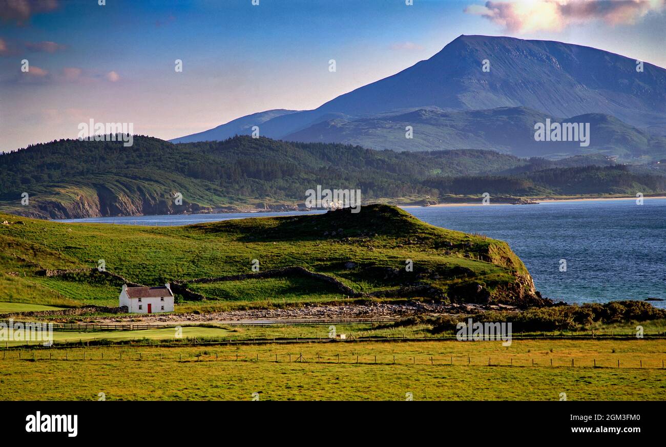 traditional-cottage-at-downings-rosguill-donegal-ireland-stock-photo