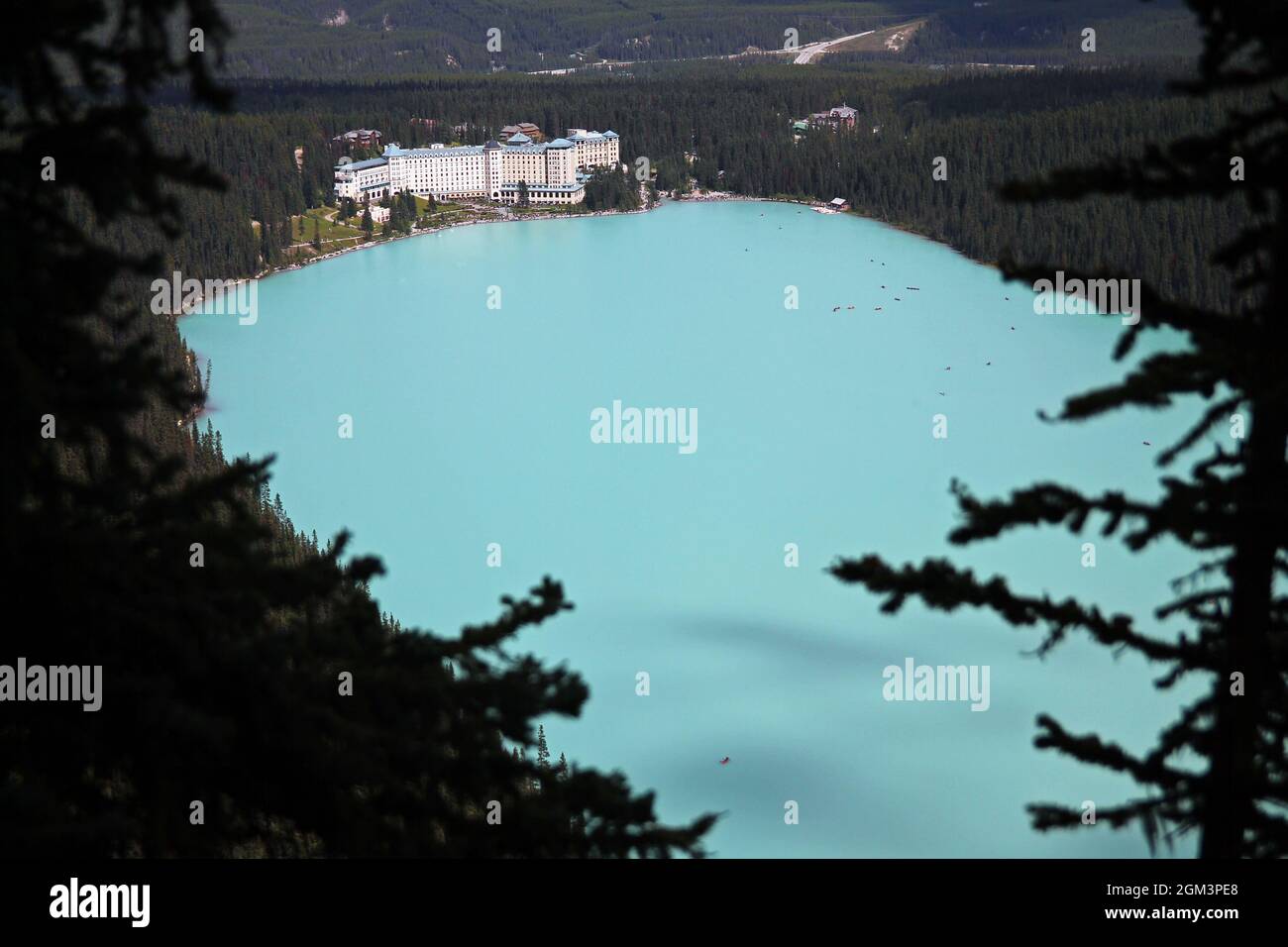 Turquoise Lake Louise with the spectacular hotel on the back in Banff National Park Stock Photo