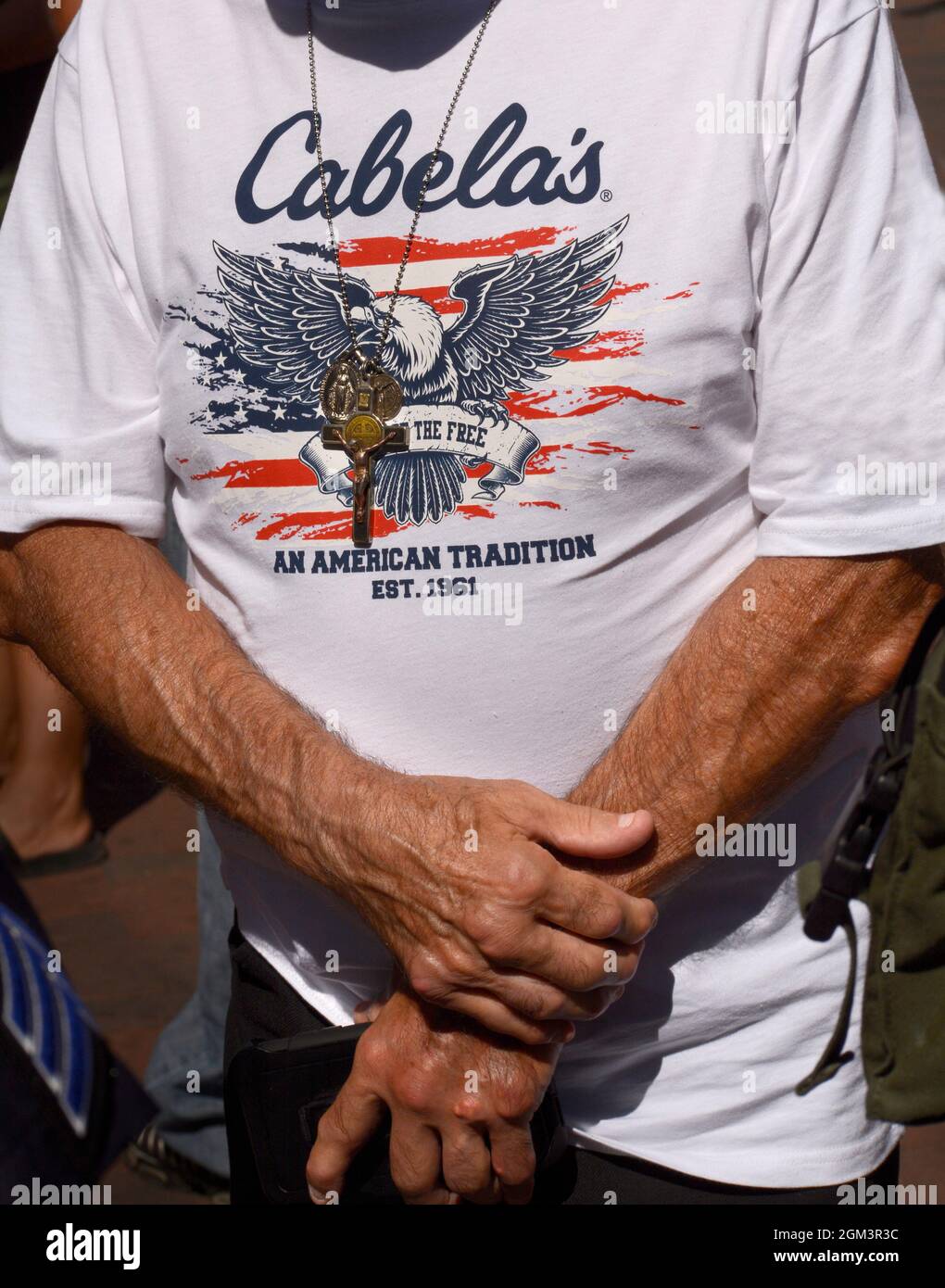 A man wears a Cabela's T-shirt and Crucifix in Santa Fe, New Mexico. The  American chain of sporting good stores is based in Sidney, Nebraska Stock  Photo - Alamy