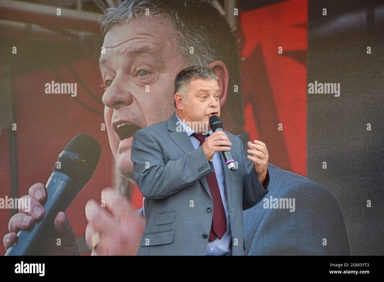 London, United Kingdom. 16th September 2021.  Mike Amesbury, Labour MP and Shadow Minister for Housing, speaking at the rally. Protesters gathered in Parliament Square to call on the government to address issues affecting leaseholders, including ending the cladding scandal and the outdated leasehold system. Credit: Vuk Valcic / Alamy Live News Stock Photo