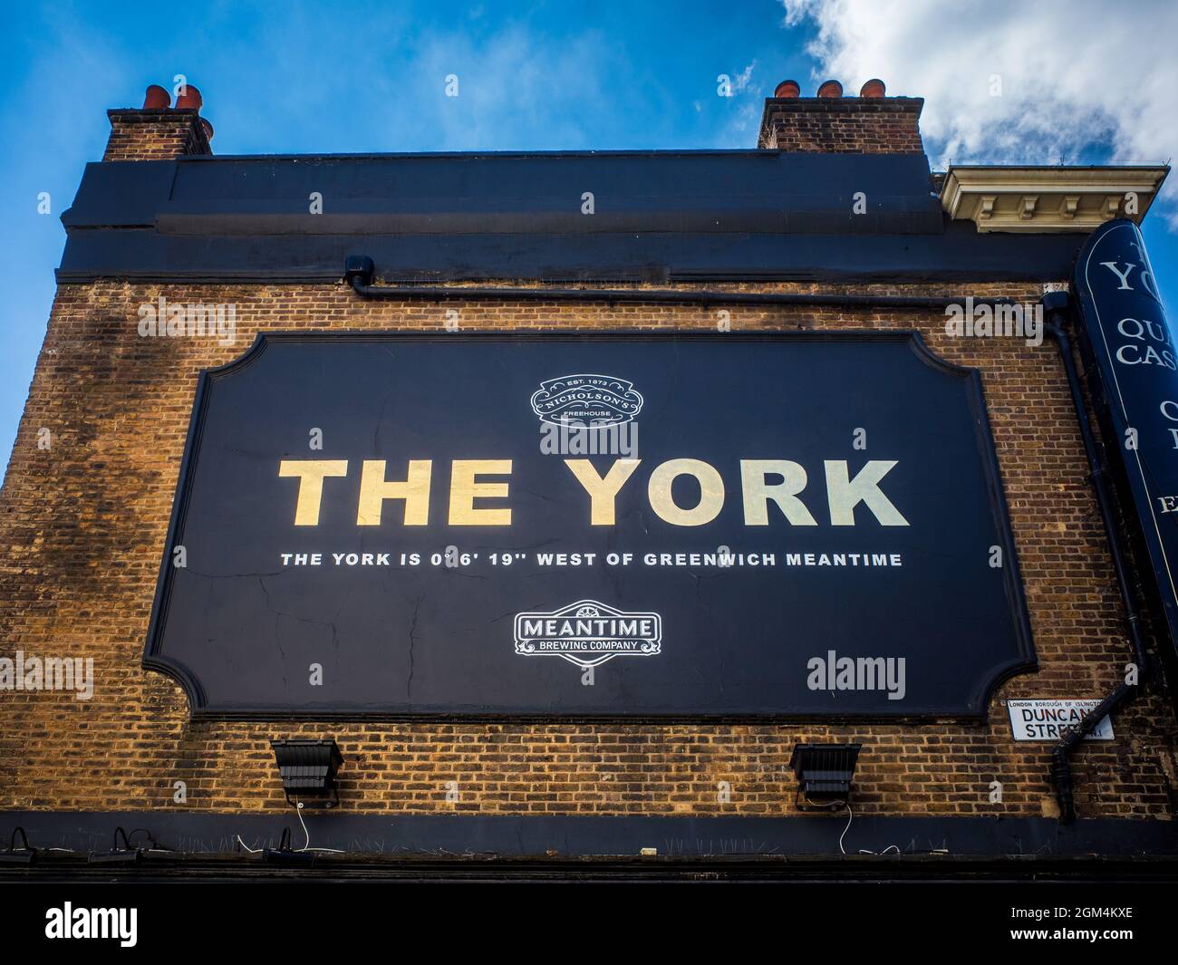 The York Pub Islington London. A Nicholson's pub featuring Meantime Brewing Company Beers. Originally the York Hotel, built 1851. 82 Islington High St. Stock Photo