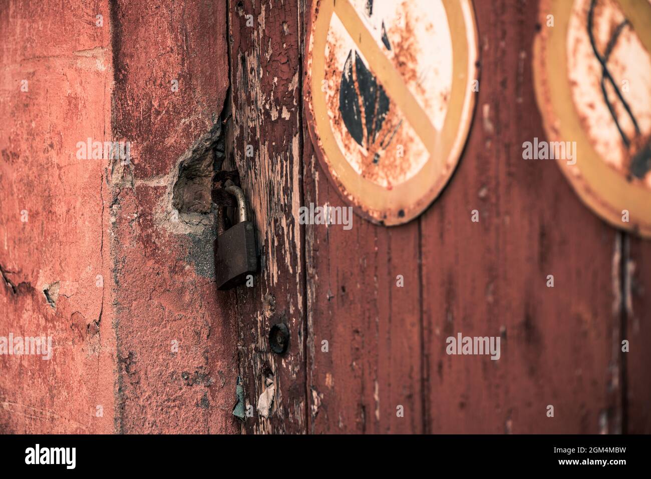 Locked wooden door brick hi-res stock photography and images - Alamy