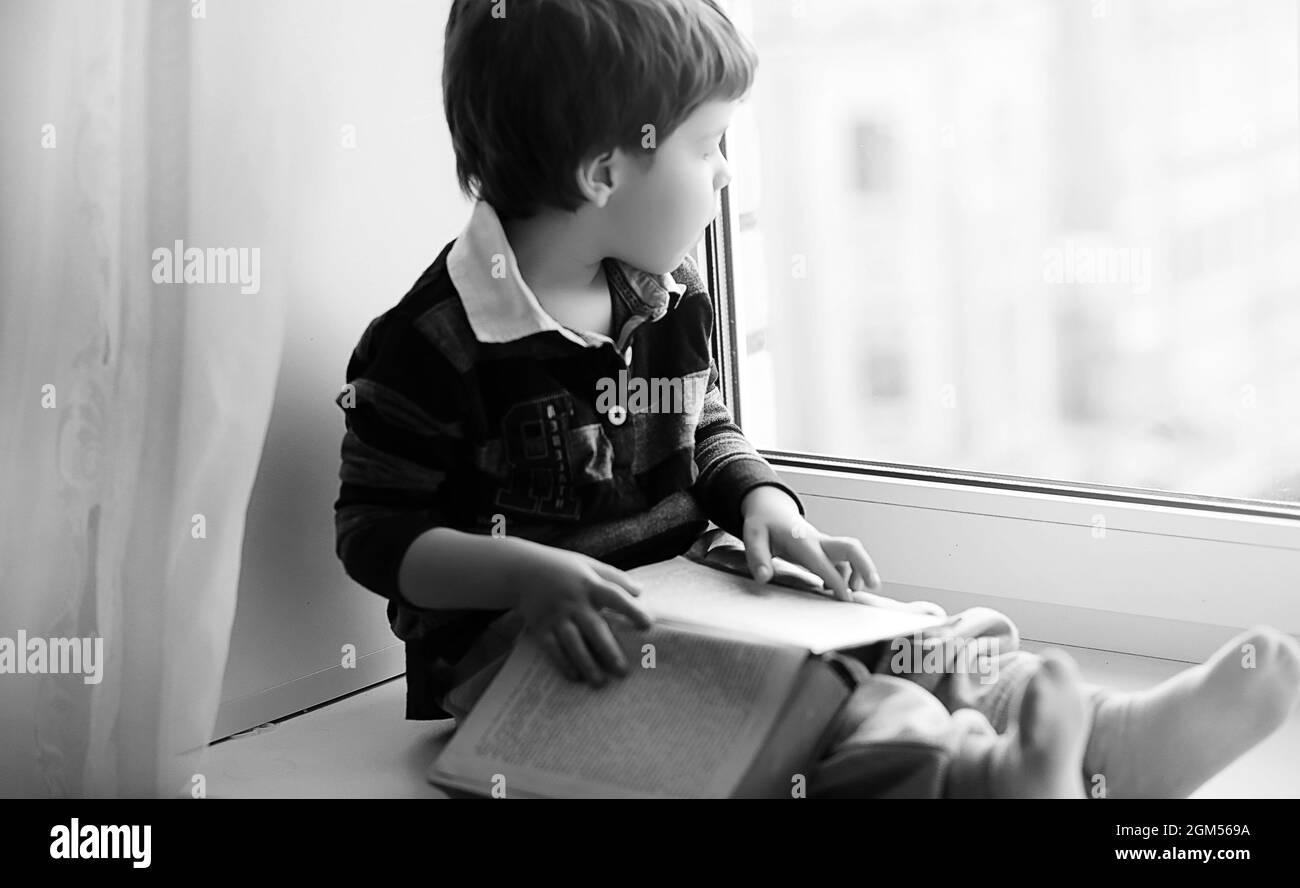 Мальчик читает стихотворение. Мальчик читает книгу. Книга чёрно белая картинка для детей. Ребенок с книгой фото. Мальчик сидящий на подоконнике китайцев.