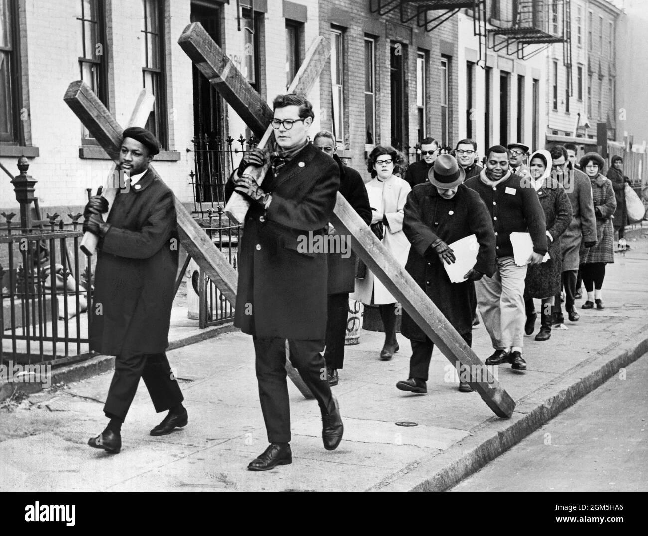 Ken Rice, left, and Stan Brezenoff, lead members of Brooklyn's Congress of Racial Equality (CORE), dragging crosses during March from Brooklyn to City Hall, New York City, New York, USA, Walter Albertin, New York World-Telegram and the Sun Newspaper Photograph Collection, 1964 Stock Photo