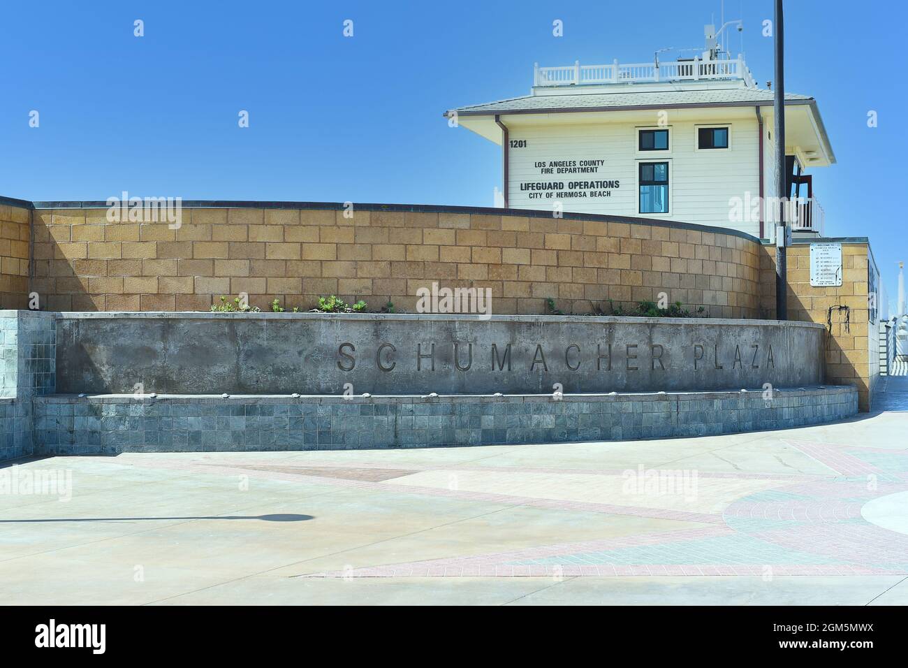 HERMOSA BEACH , CALIFORNIA - 15 SEPT 2021: Schumacher Plaza and the Lifeguard Operations Building at the Hermosa Beach Pier. Stock Photo