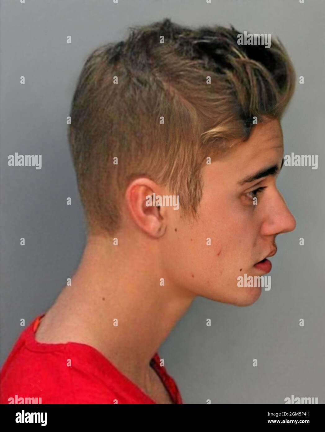 2014, 23 january , MIAMI BEACH , FLORIDA , USA : The celebrated canadian-born Pop Star singer JUSTIN BIEBER ( born 1 march 1994 ) when was arrested by Police Department in the official mugshot by police in Miami Beach, Florida. Bieber was arrested for driving under the influence, resisting arrest and driving without a valid driver's license.  Unknown photographer by Miami Beach Police Department . - Mug sghot - MUG-SHOT - HISTORY - FOTO STORICHE  - MUSIC - MUSICA - cantante - COMPOSITORE - ROCK STAR - ARRESTO - Arrestation - ARRESTATO DALLA POLIZIA - FOTO SEGNALETICA - mugshot - mug shot - reb Stock Photo