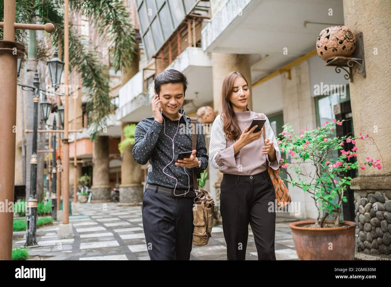 Business people walking trough sidewalk and using phone Stock Photo - Alamy
