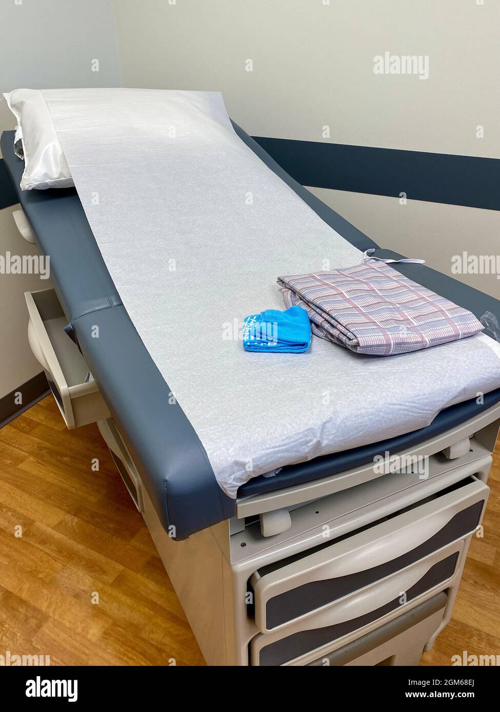 Doctors office medical examination table Stock Photo Alamy