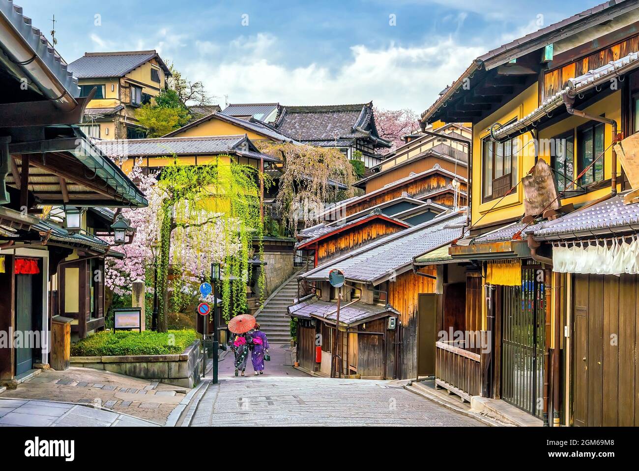 Old town Kyoto, the Higashiyama District during sakura season in Japan Stock Photo