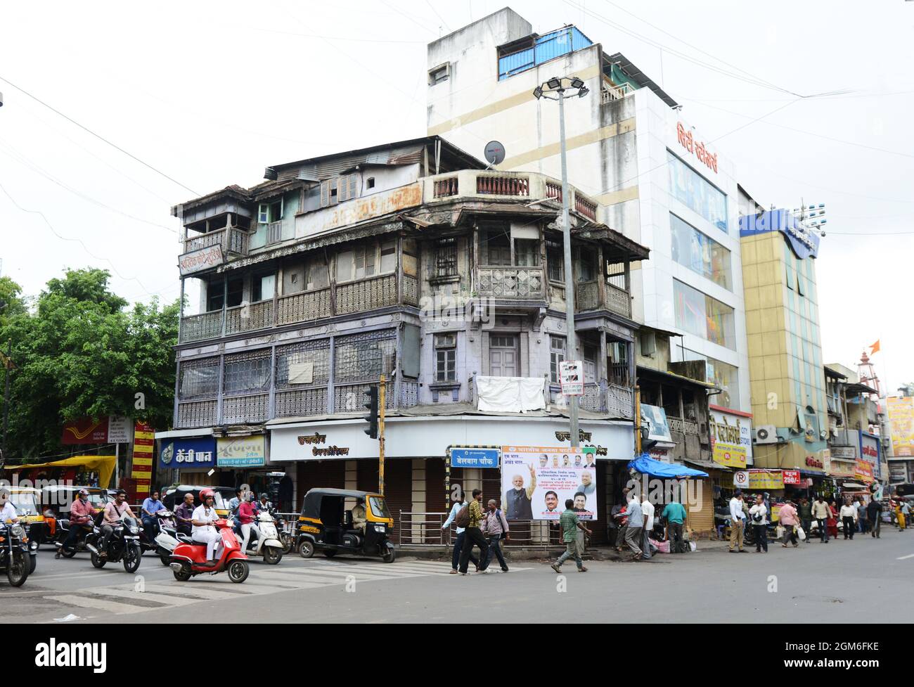 Busy city center at the junction of Laxmi road and Budhwar Peth road in Pune, India. Stock Photo