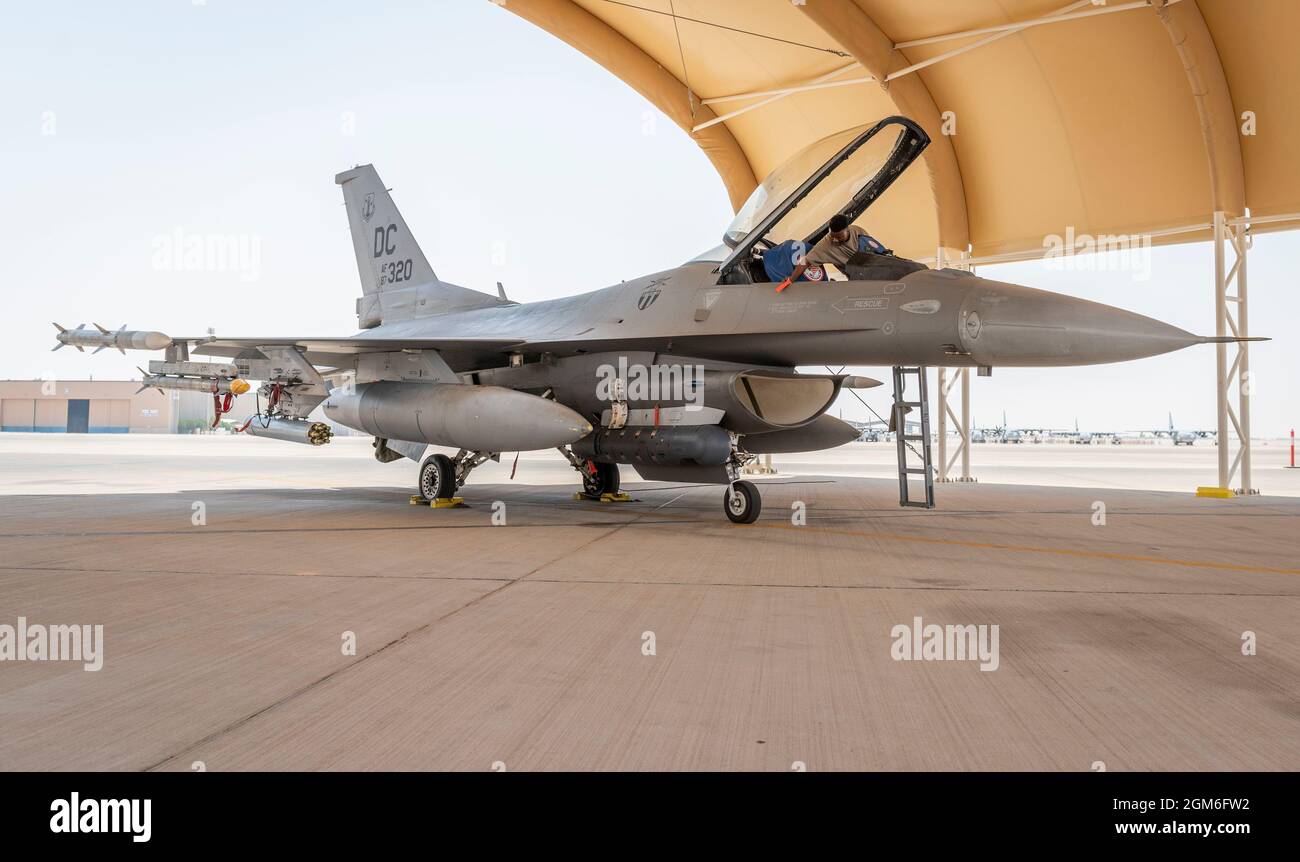 F 16 Crew Chief High Resolution Stock Photography And Images Alamy