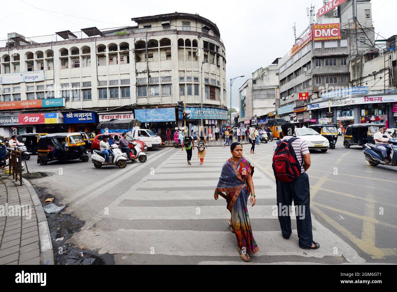 The busy junction of Laxmi road and Narayan peth road in Pune, India. Stock Photo