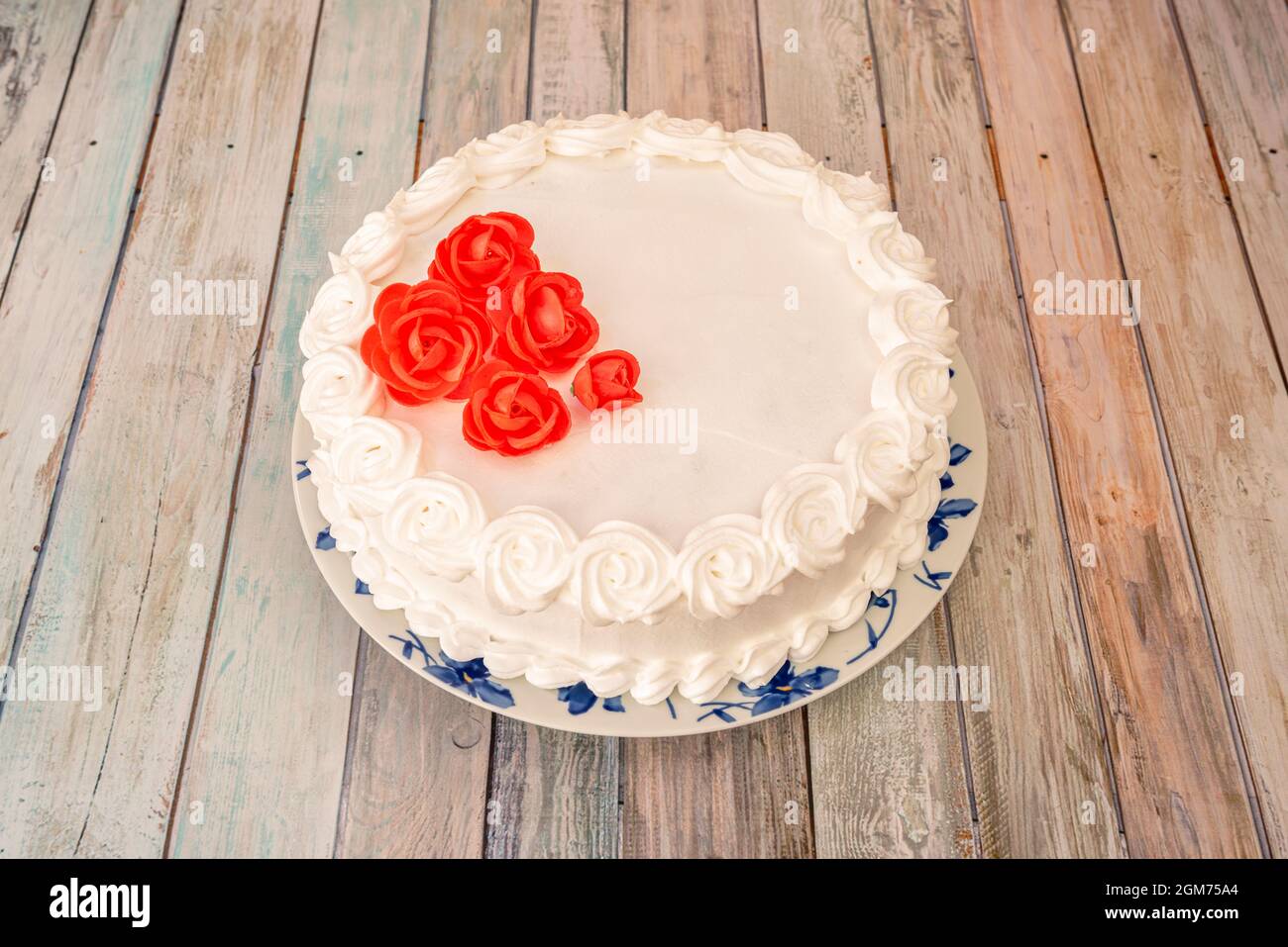 Cake with edible flowers Banque de photographies et d'images à haute  résolution - Alamy