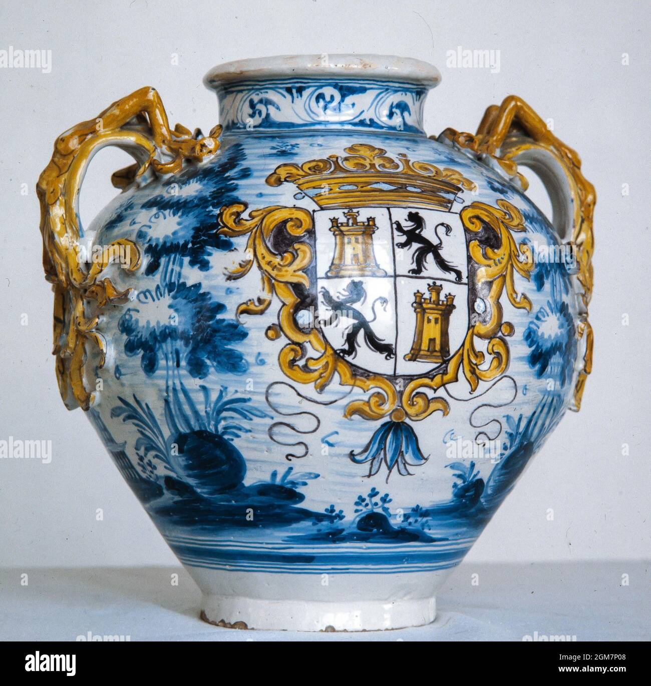 Ánfora de cerámica, siglo XVII. Múseo de la cerámica, Barcelona Stock Photo  - Alamy