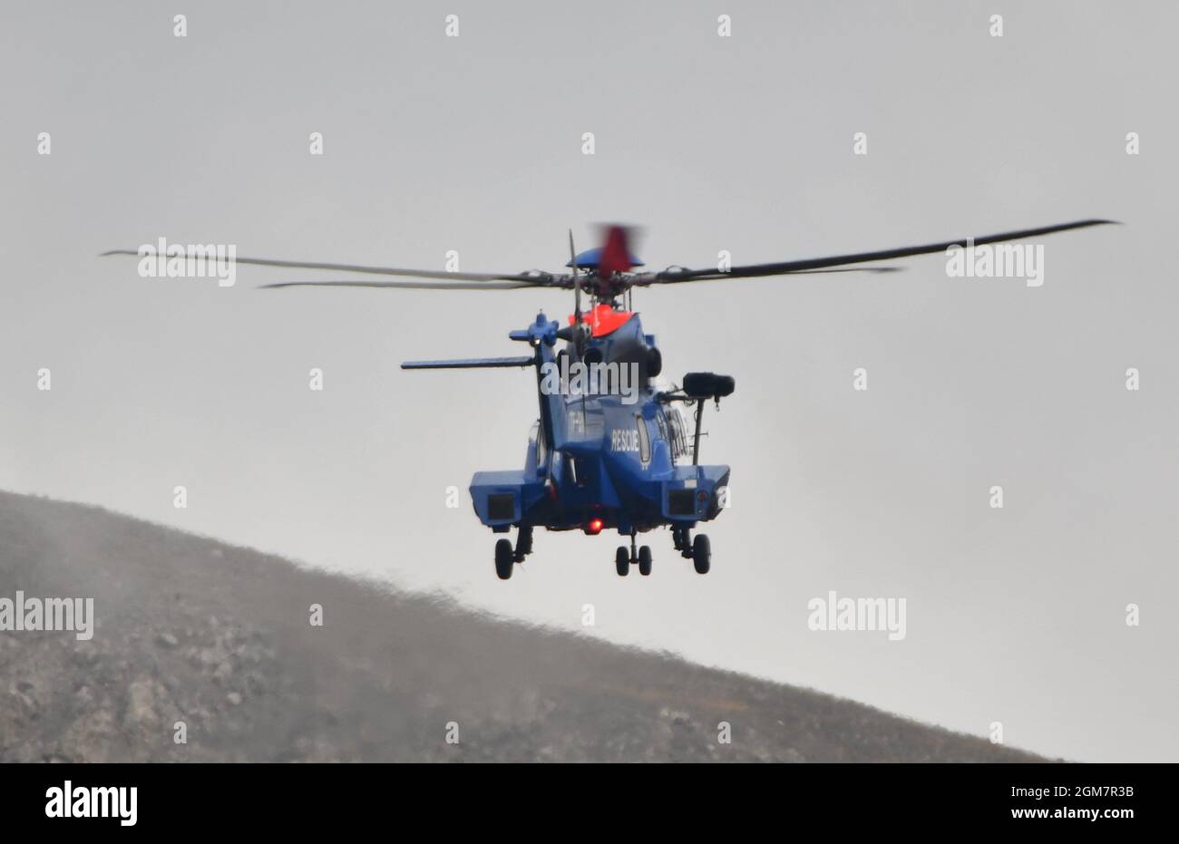 Icelandic Coast Guard Helicopter landing at the Geldingadalir eruption site to drop of geologists Stock Photo
