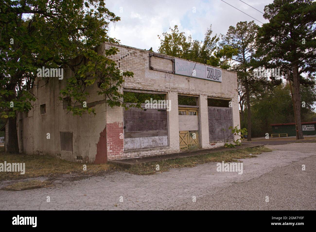 Tyler, TX: Abandoned local grocery store on a cloudy day in Tyler, TX Stock Photo