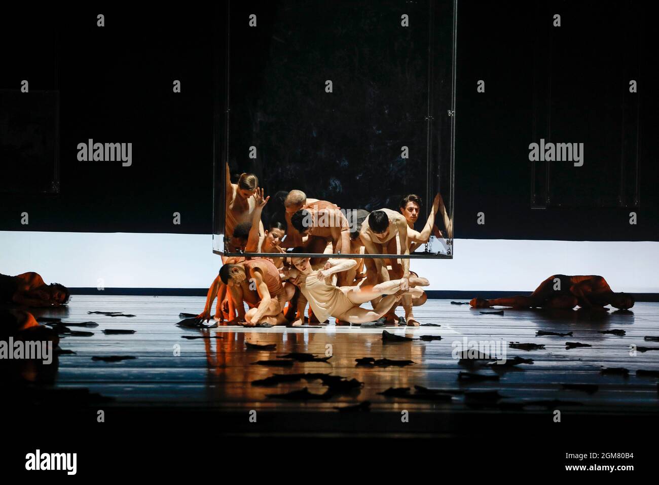 Das Ensemble des Leipziger Ballett im zweiteiligen Ballettabend "Lamento", Bluehende Landschaft, Choreografie Mario Schroeder, Musikalische Leitung Ch Stock Photo
