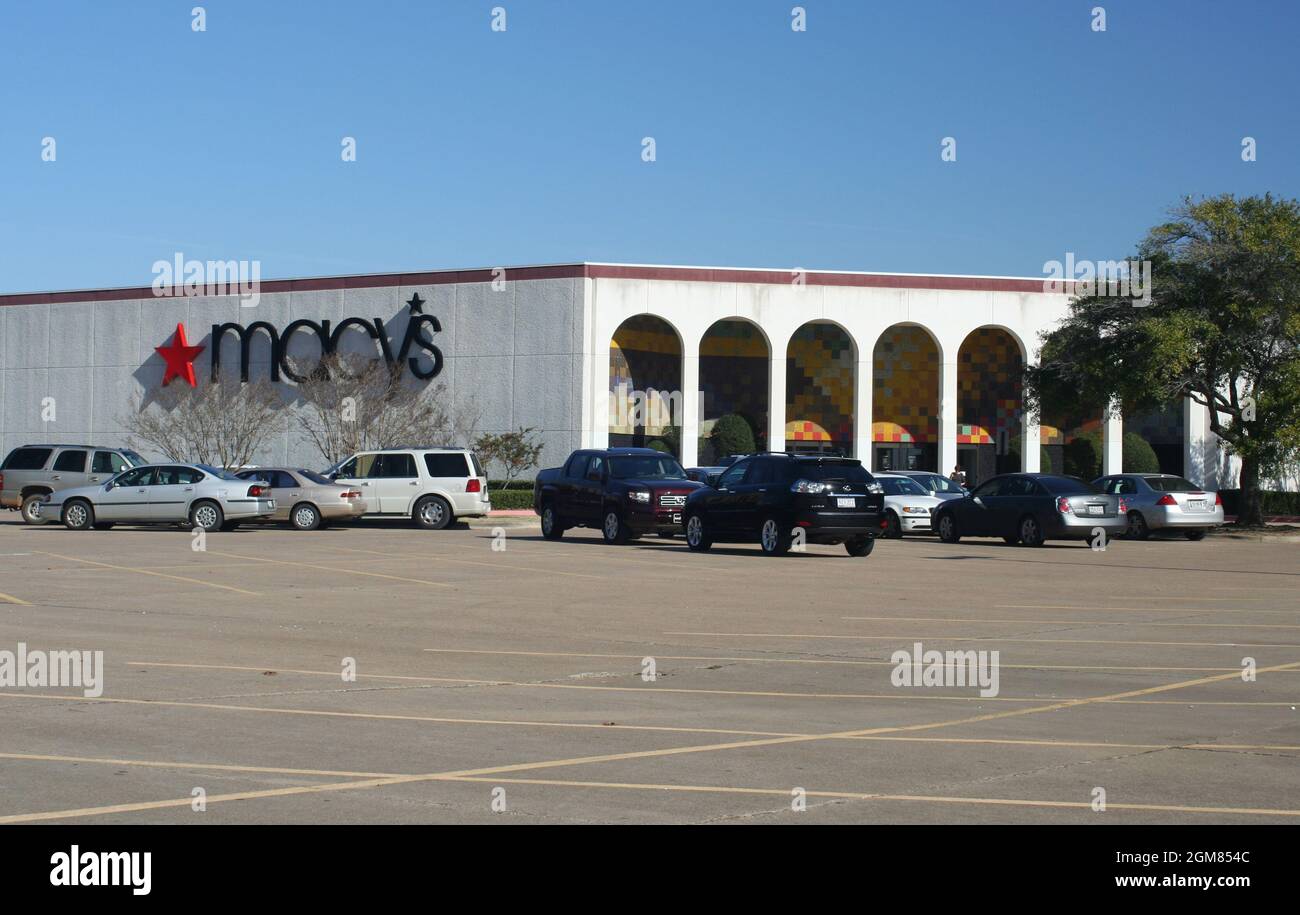 Tyler, TX Macy's store with cars in parking lot before store was shut
