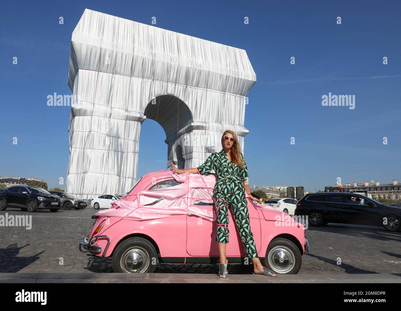 WRAPPED  FIAT 500 WITH WRAPPED ARC DE TRIOMPHE Stock Photo